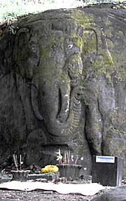 Elephant Stone at Pat Phou Champasak by Asienreisender
